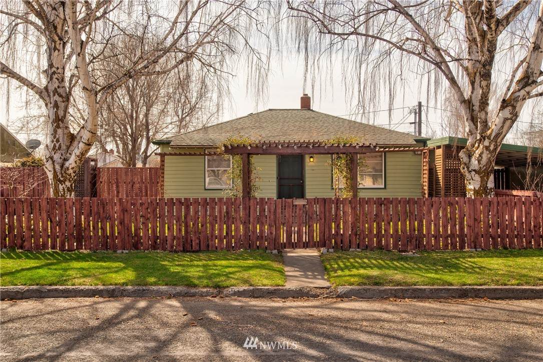 702 Hobert - Photo 1