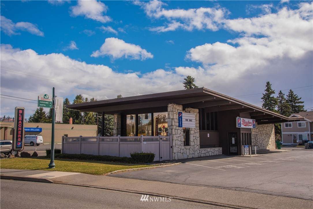 730 University Way - Photo 1
