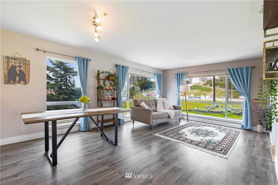 321 10th Avenue - Photo 1