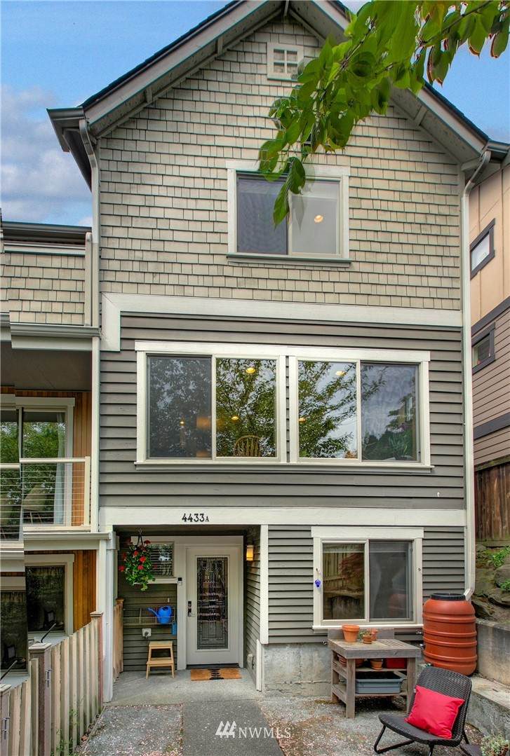 4433 44th Avenue - Photo 1