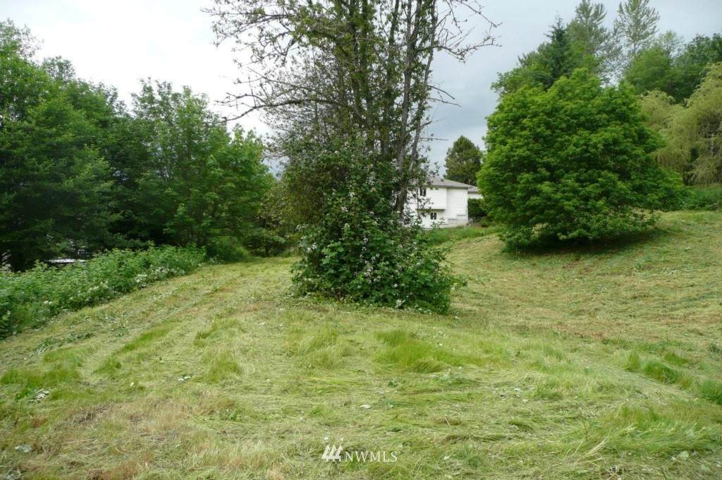 320 Railroad Ave - Photo 1