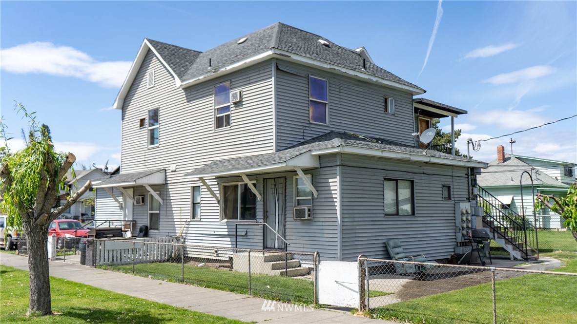 215 6th Street - Photo 1