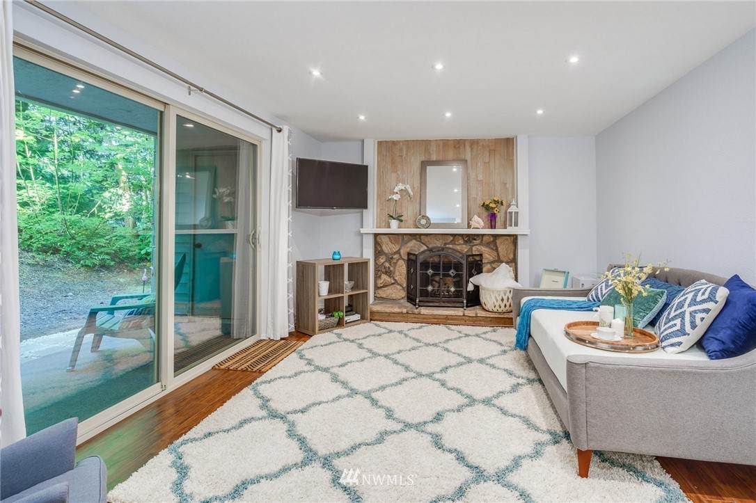 4629 Lake Sammamish Parkway - Photo 1