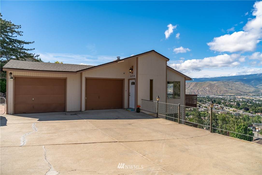 624 Daniels Drive - Photo 1