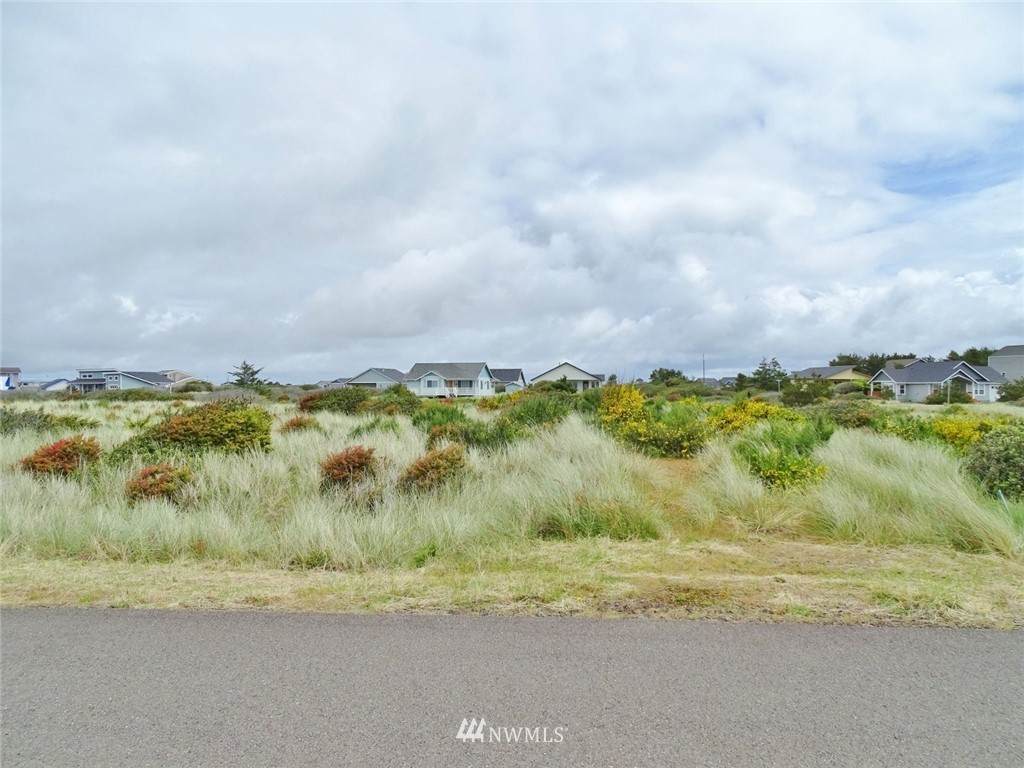1392 Jetty Avenue - Photo 1