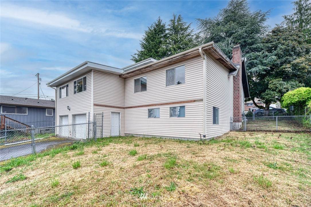 2714 Sunset Drive - Photo 1