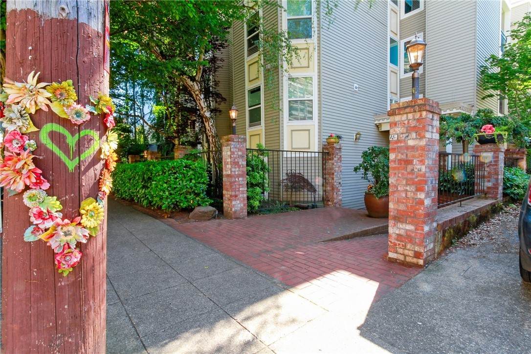 521 Summit Avenue - Photo 1