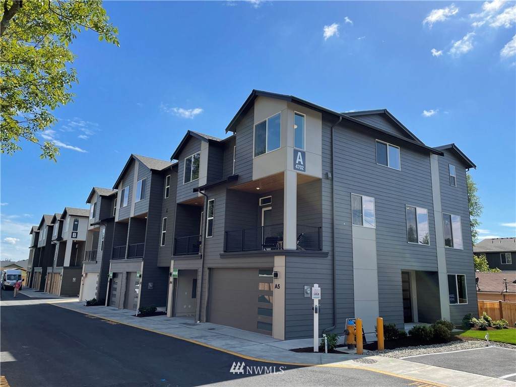 4702 164th Street - Photo 1