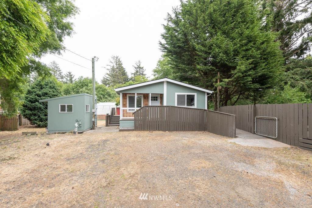 1462 Melbourne Street - Photo 1