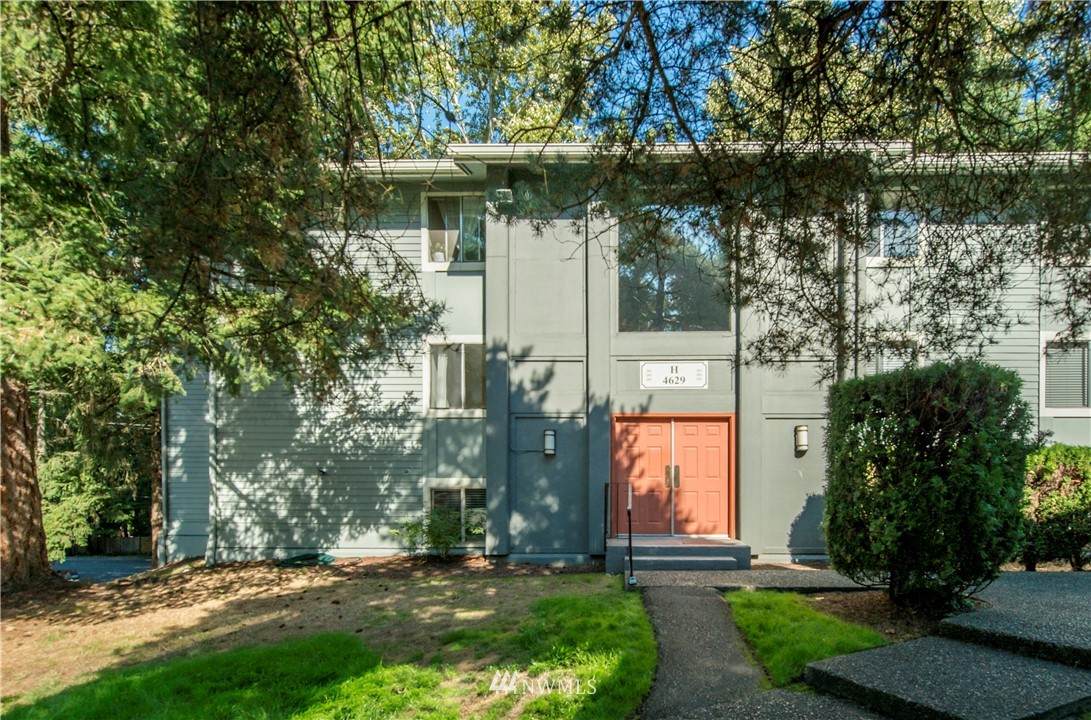 4629 Lake Sammamish Parkway - Photo 1