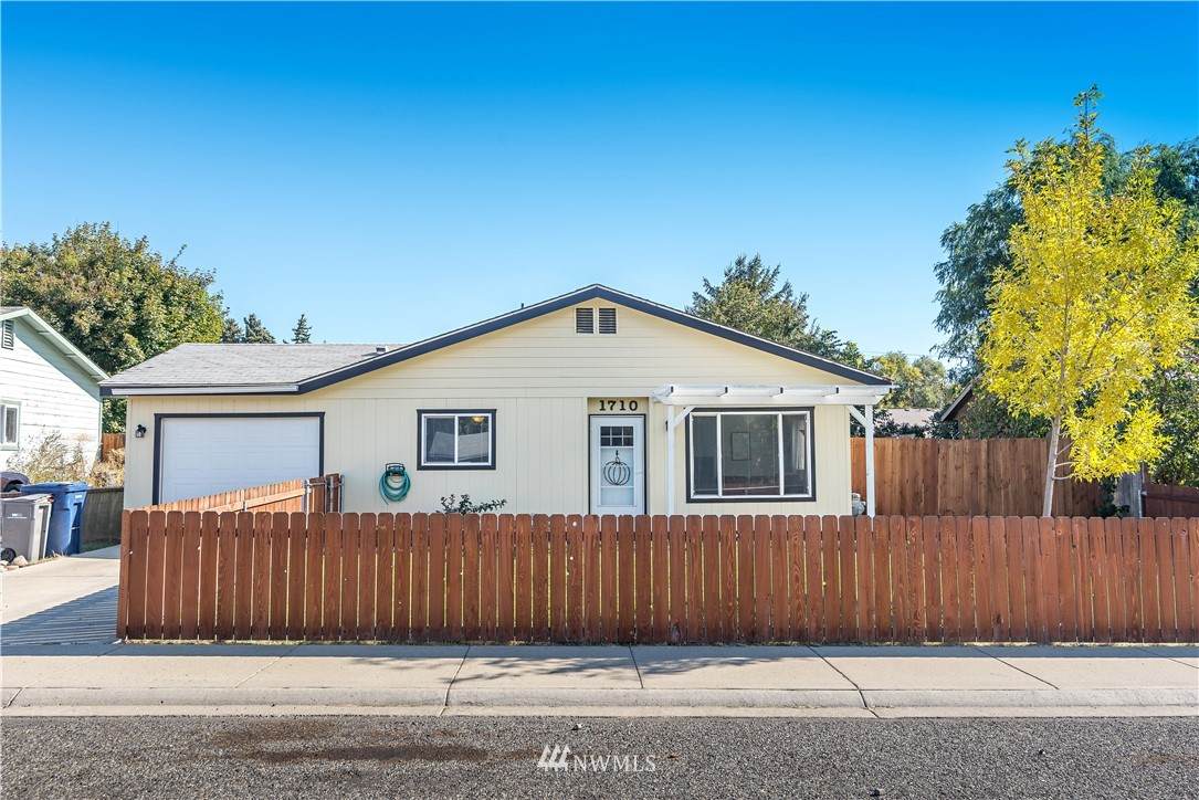1710 Iowa Street - Photo 1