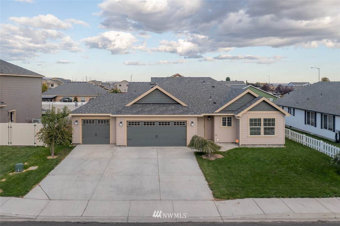 906 3rd Avenue - Photo 1