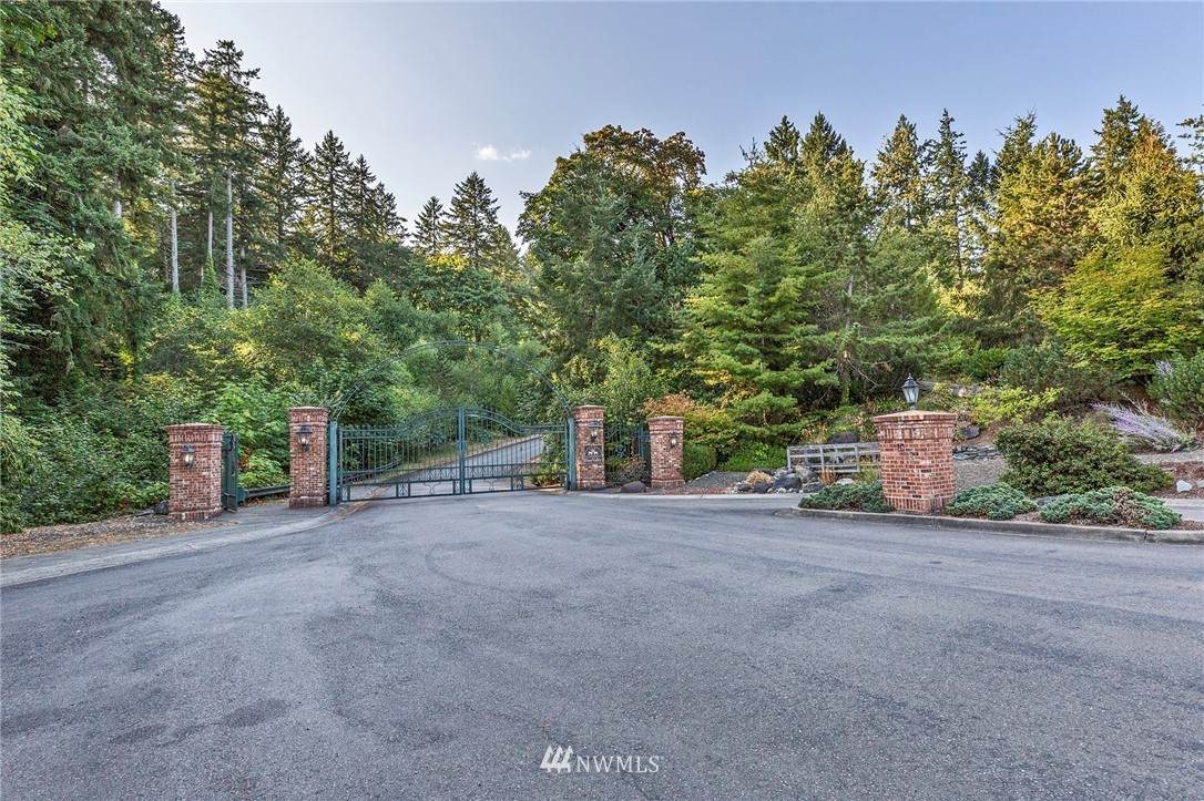 5002 57th Avenue - Photo 1