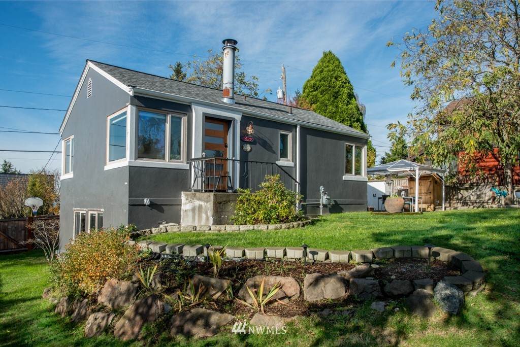 8429 40th Avenue - Photo 1