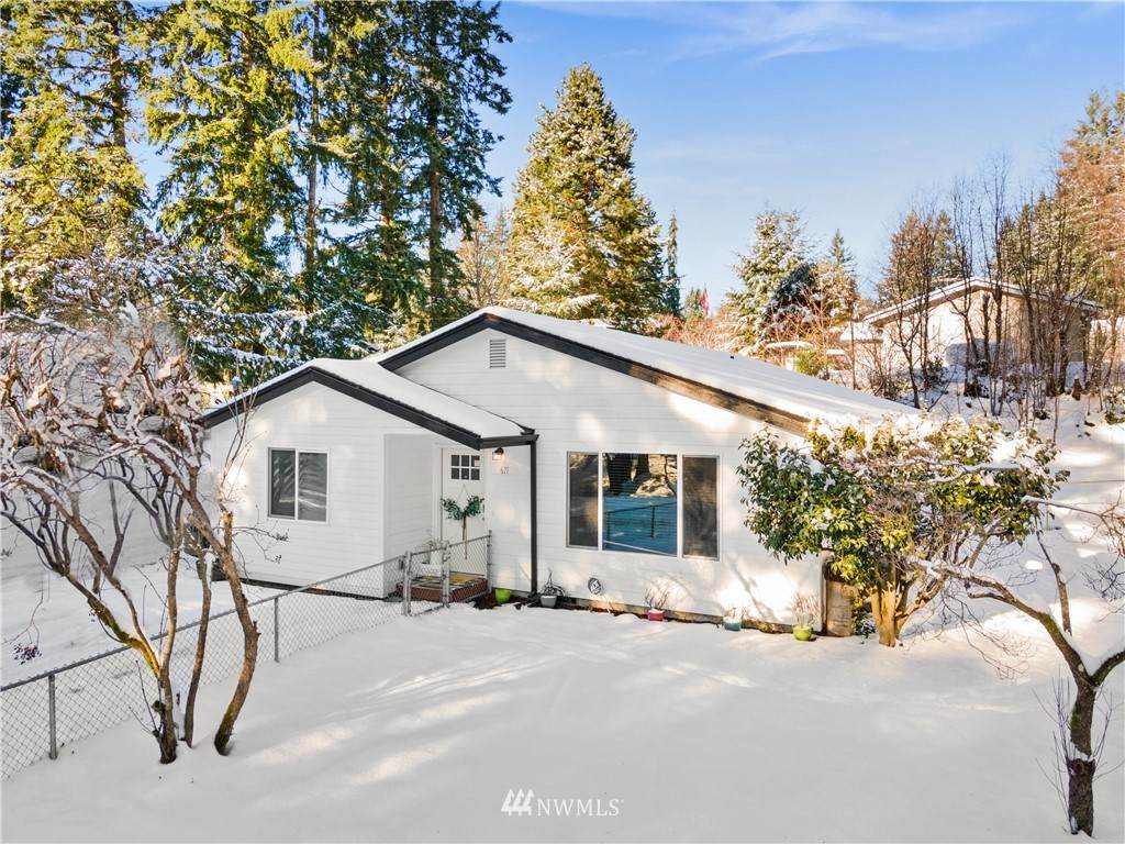 611 View Drive - Photo 1