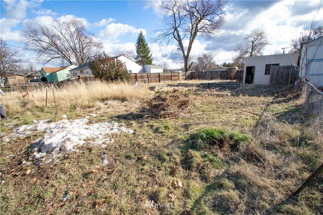 327 10th Avenue - Photo 1