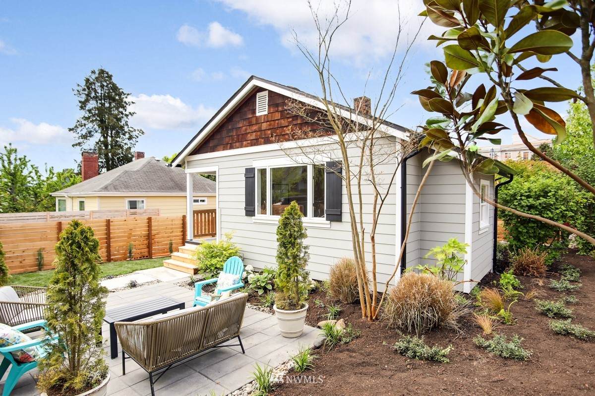 6035 42nd Avenue - Photo 1