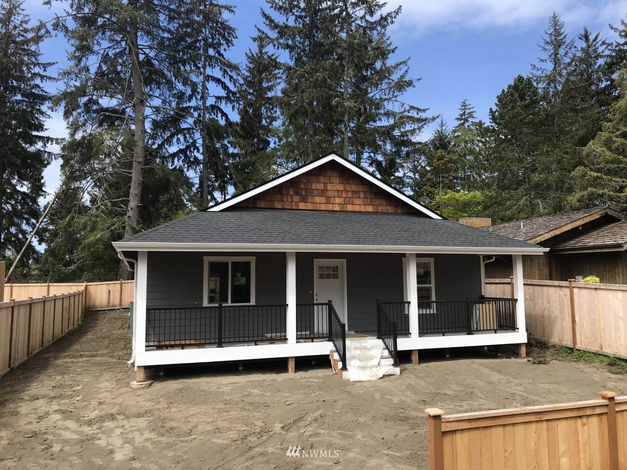 611 Melbourne Street - Photo 1