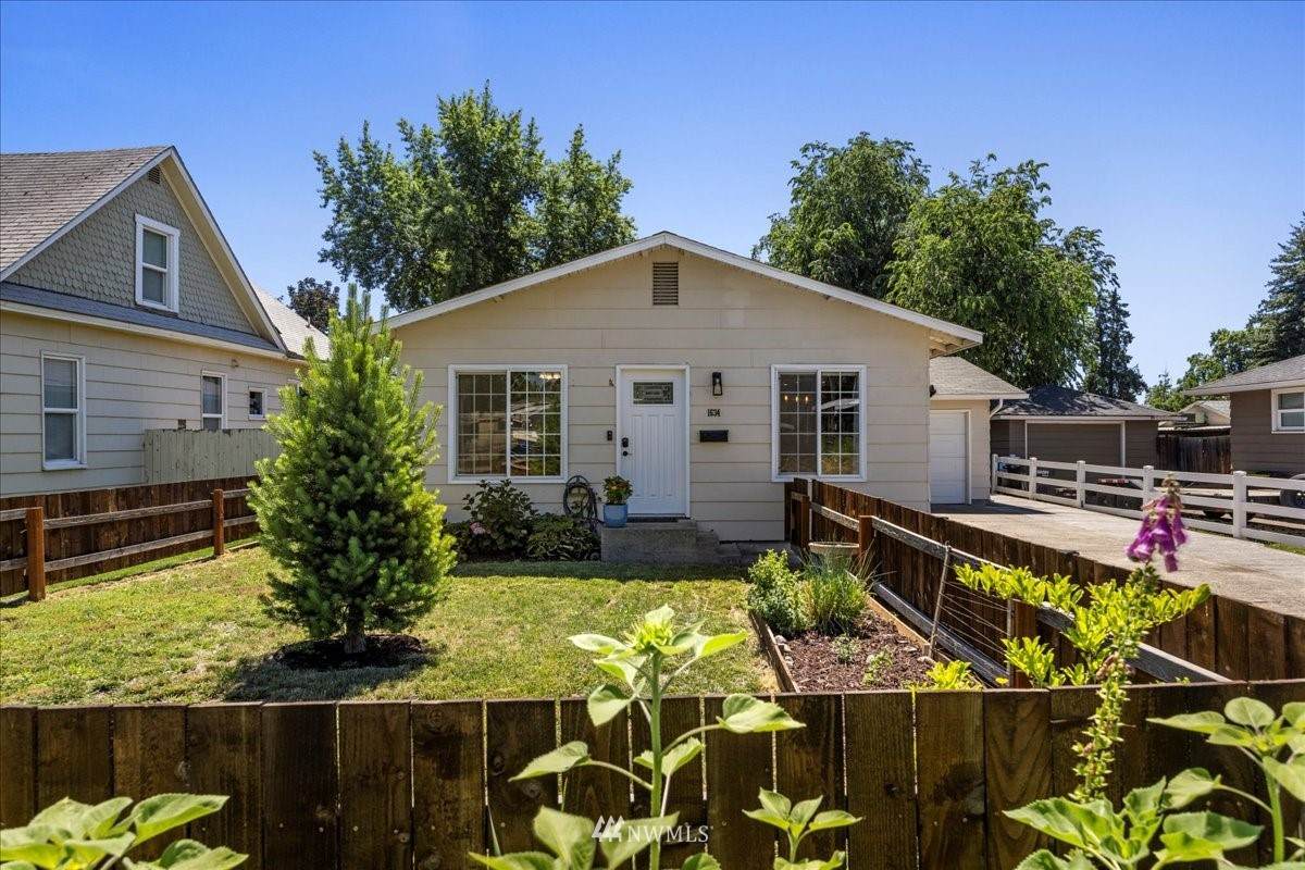 1634 Melrose - Photo 1