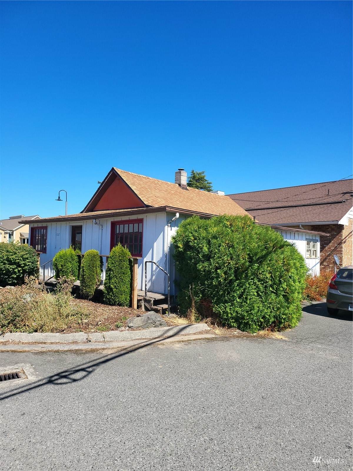 105 Maple Avenue - Photo 1