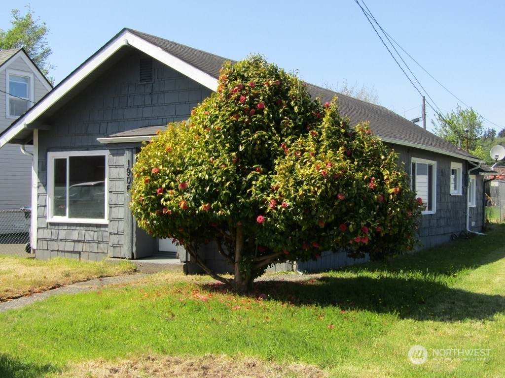 1906 2nd Street - Photo 1
