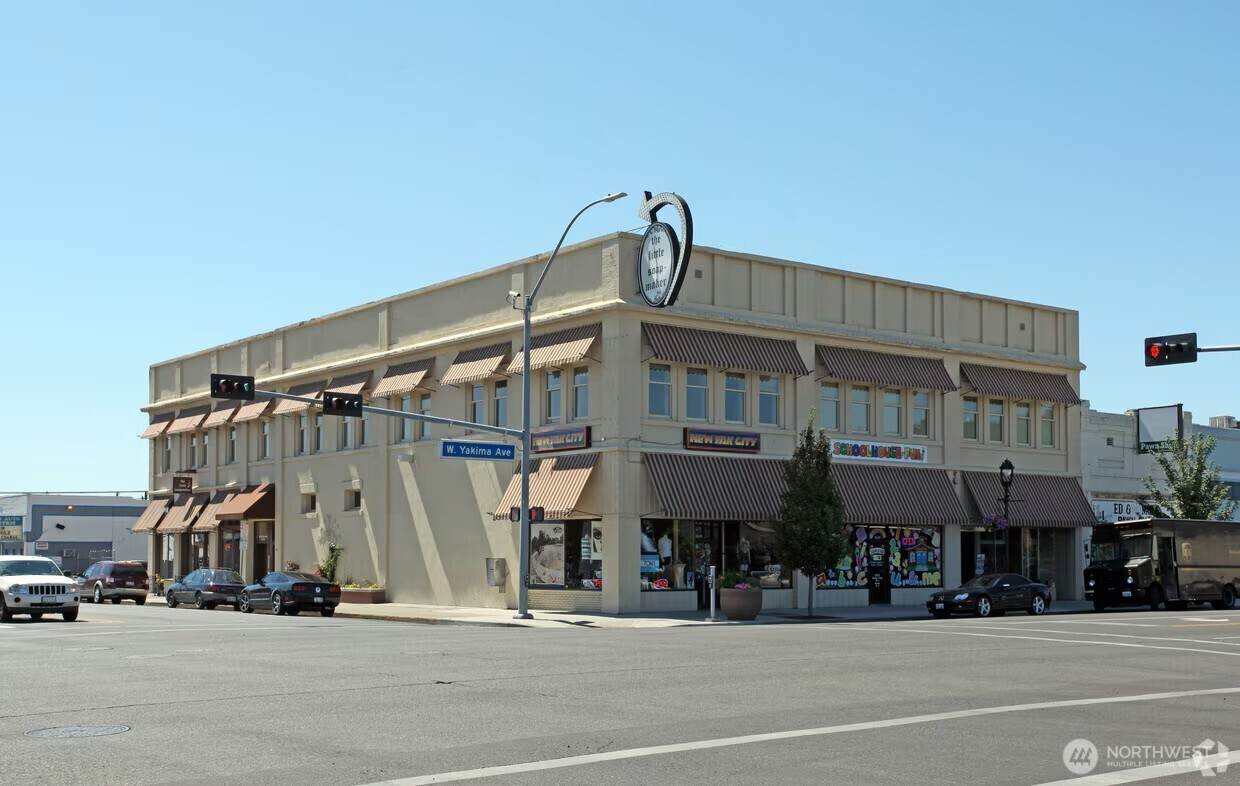 302 Yakima Avenue - Photo 1