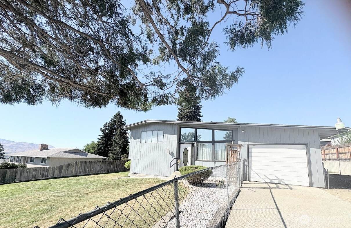 1723 7th Street - Photo 1