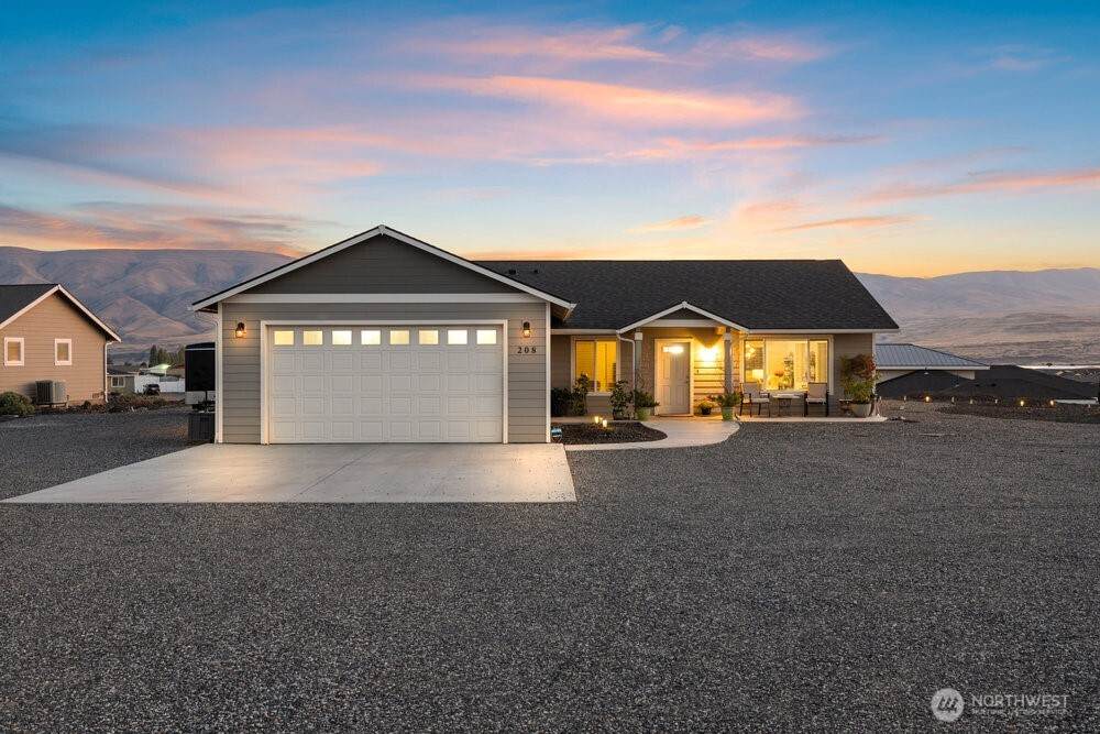 208 SW Moon River View - Photo 1