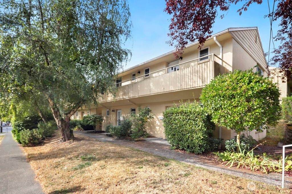 4707 40th Avenue - Photo 1