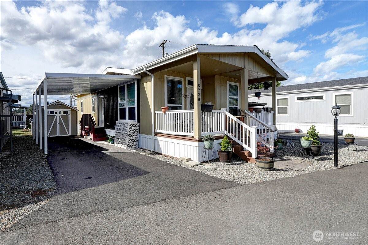 5720 113th Avenue - Photo 1