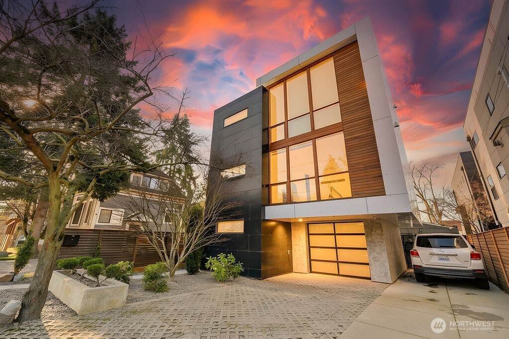 209 12th Ave E - Photo 1