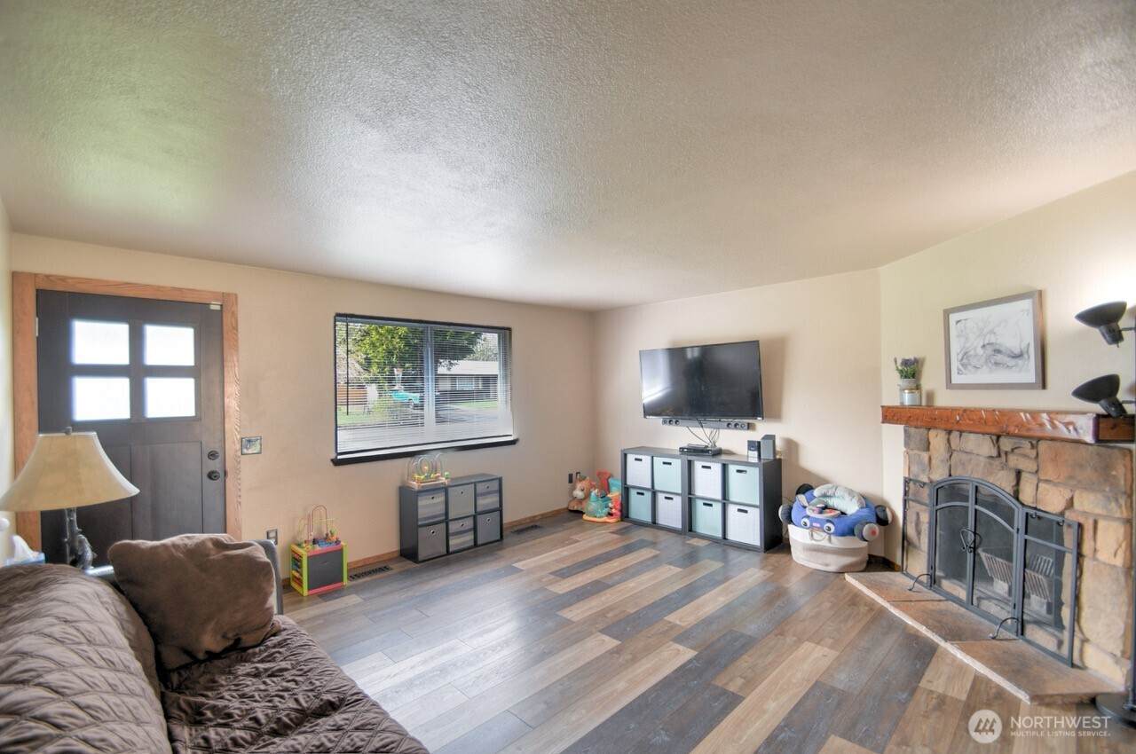 https://bt-photos.global.ssl.fastly.net/nwmls/orig_boomver_1_2498204-1.jpg