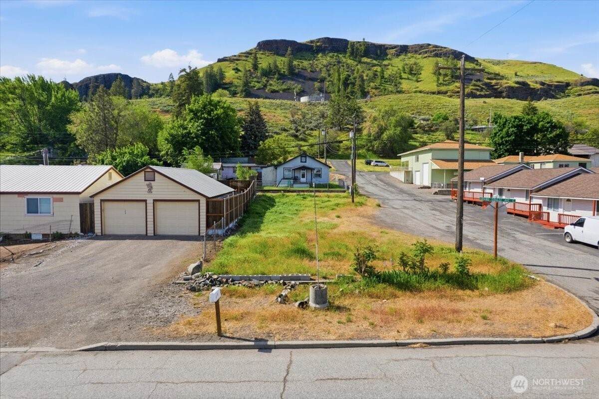 300 Grand Coulee Avenue - Photo 1