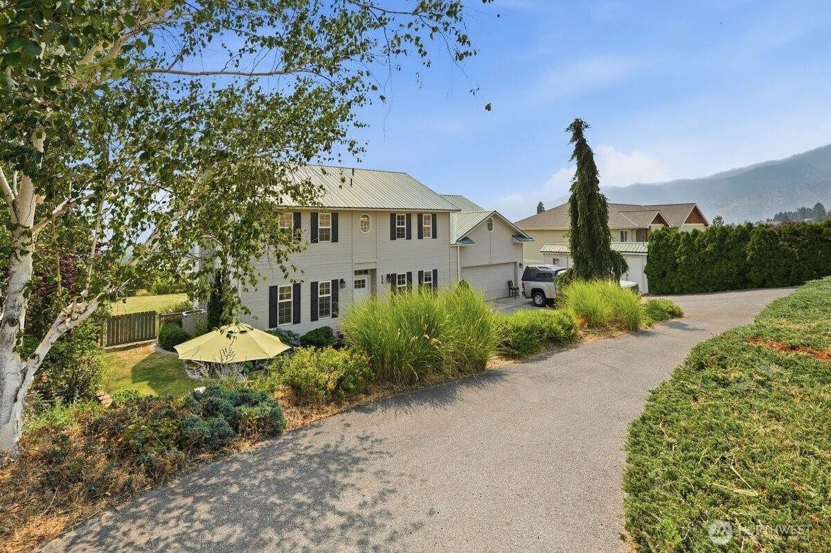 696 Green Avenue - Photo 1