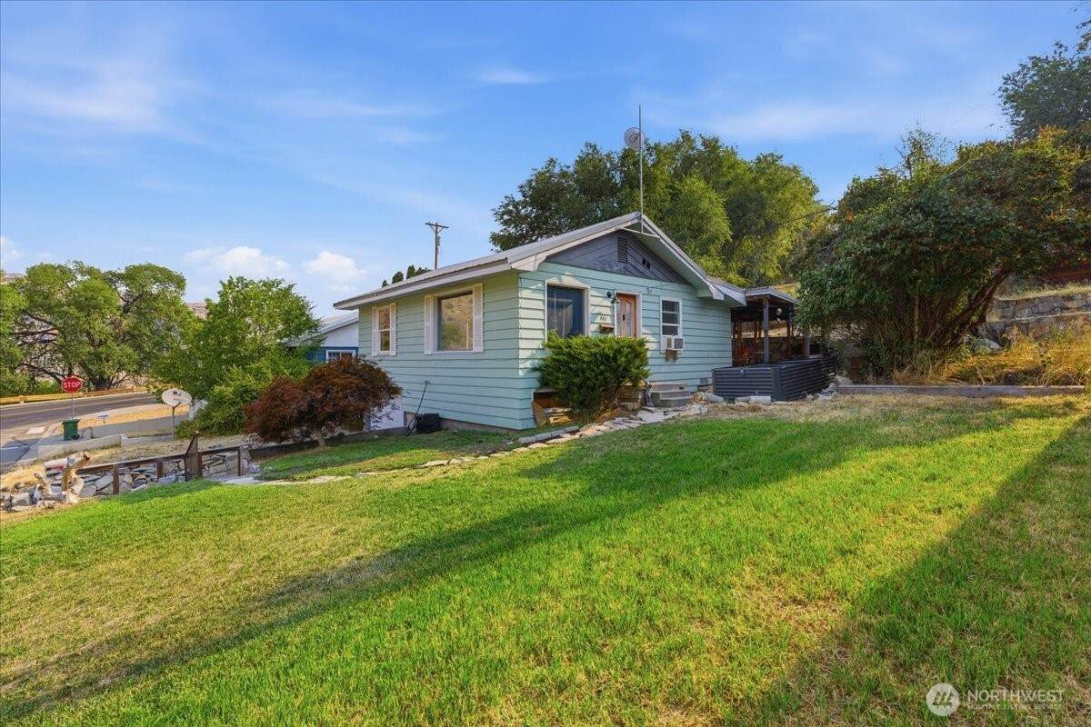807 Birch Street - Photo 1