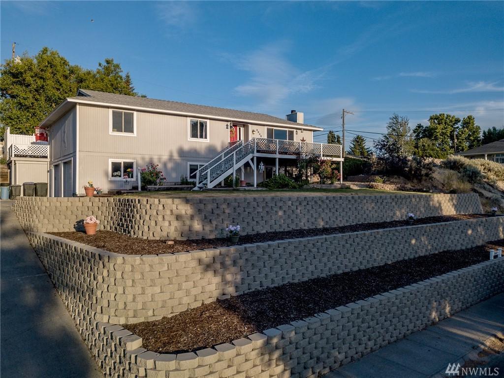 2049 Beaumont Dr - Photo 1