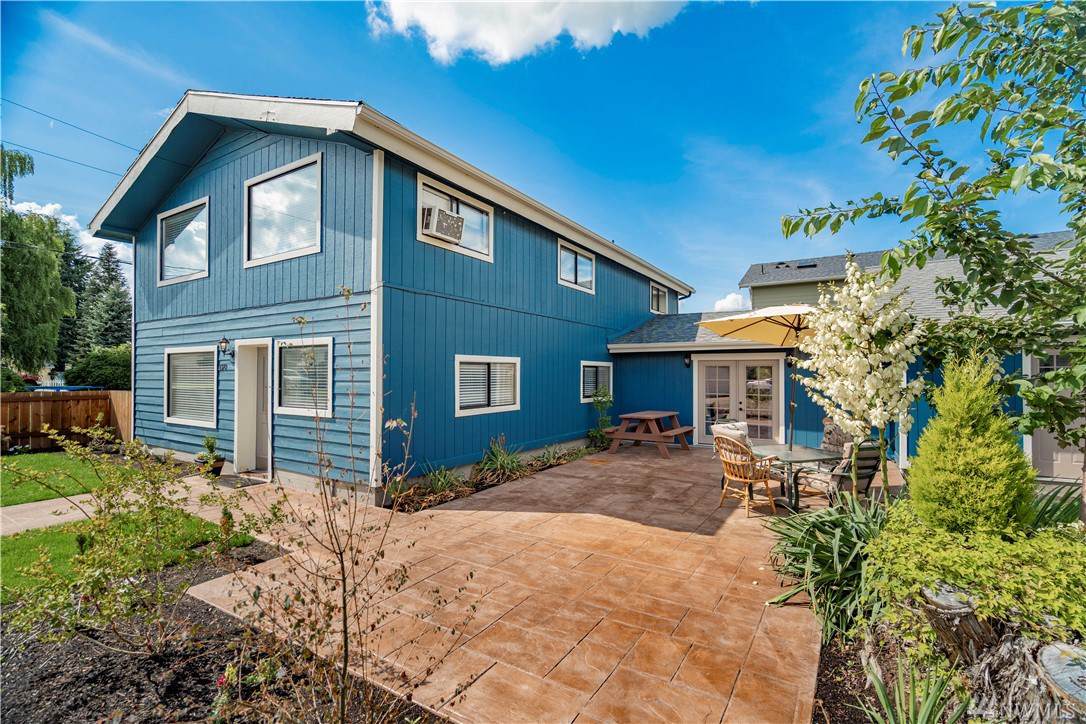 1070 Mason Ave - Photo 1