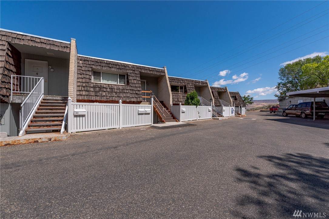 1818 Skyline Dr - Photo 1