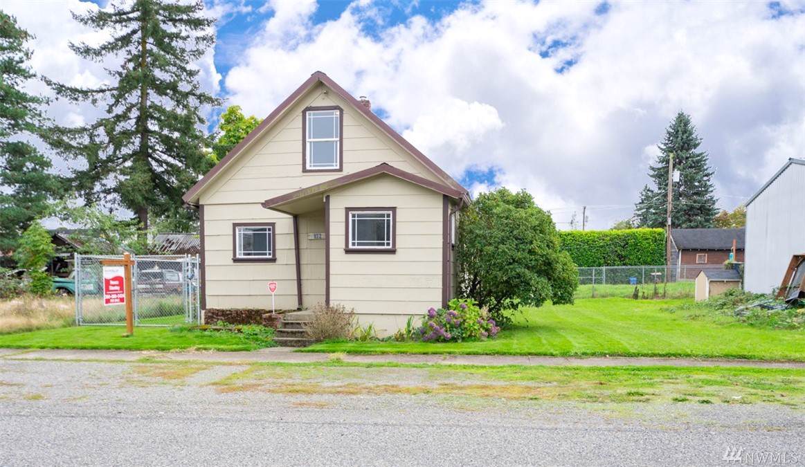 673 Middle St - Photo 1