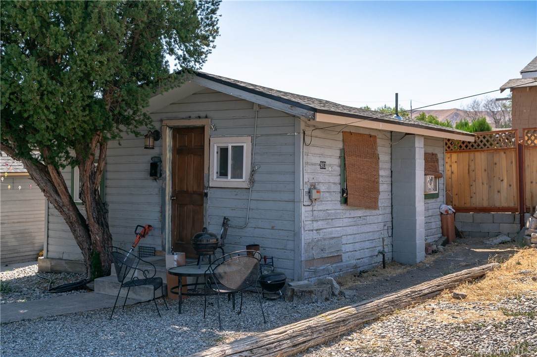 903 Chelan Ave - Photo 1