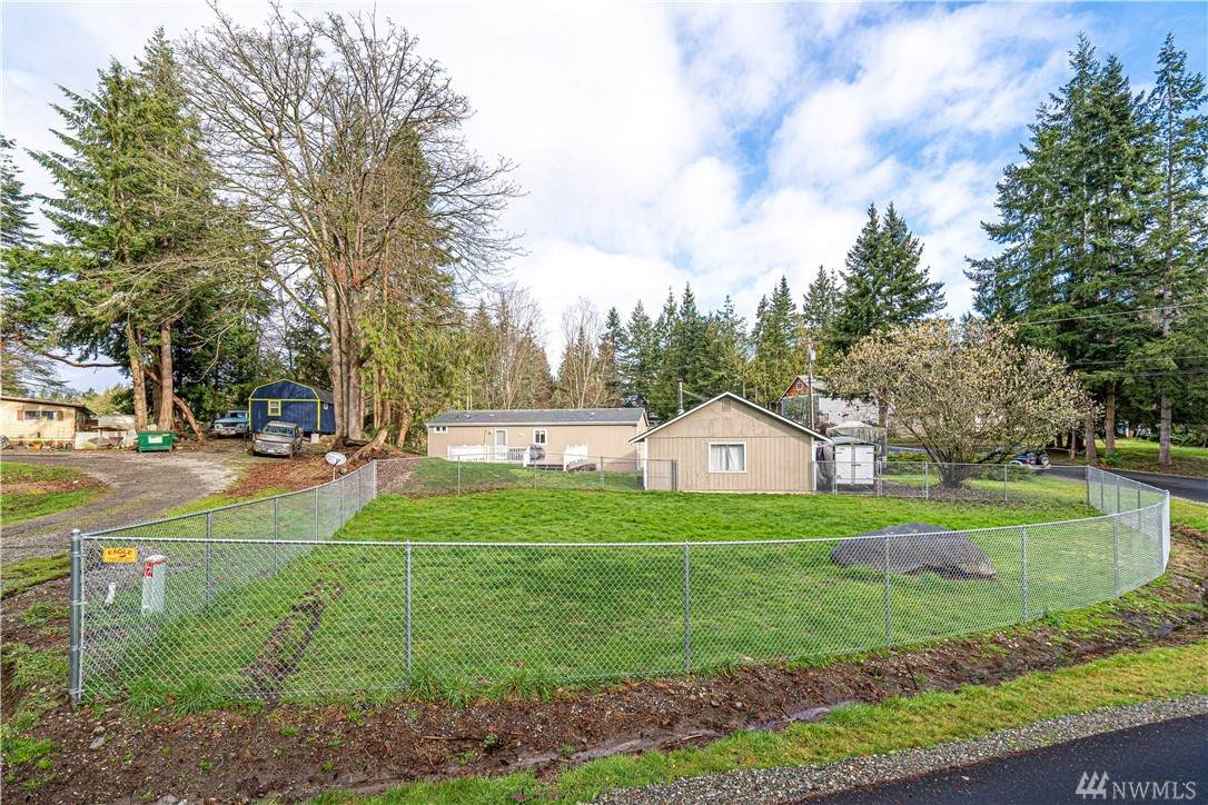 1739 Lake Dr - Photo 1
