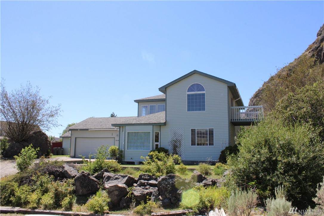 2210 Summit Drive - Photo 1