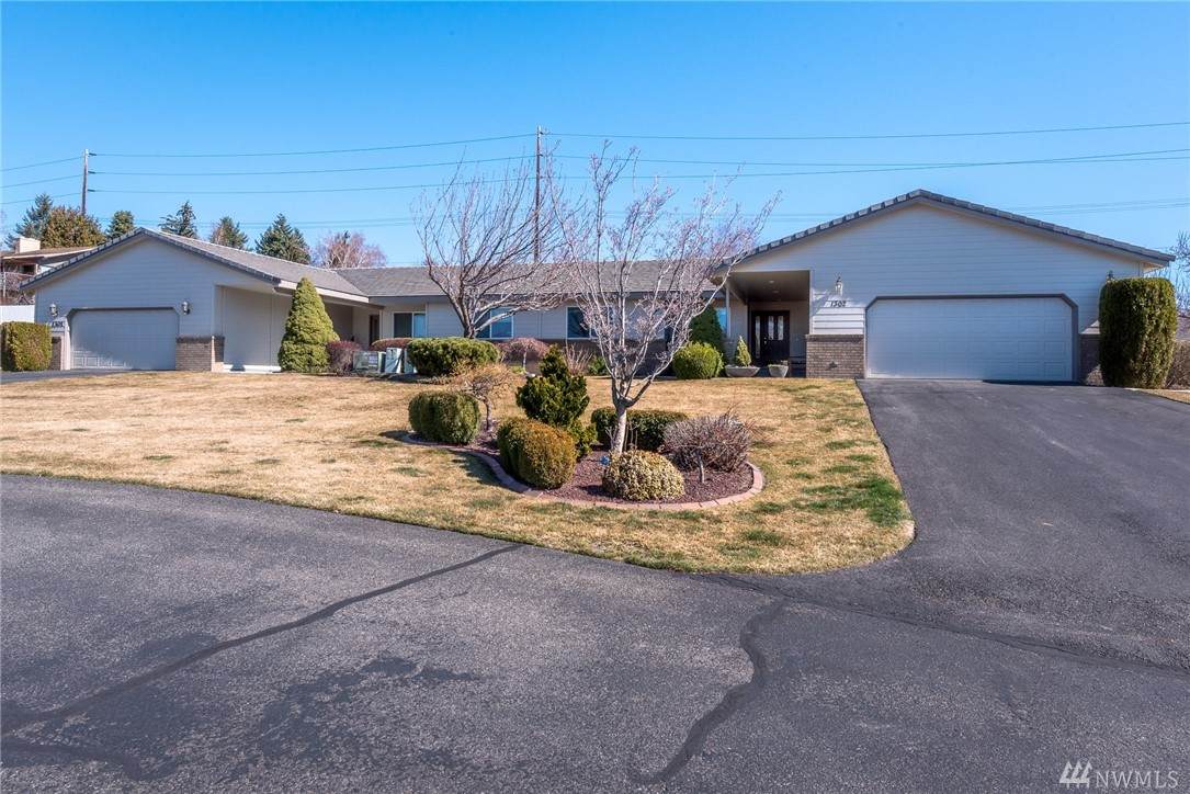 1380 Eastmont Ave - Photo 1