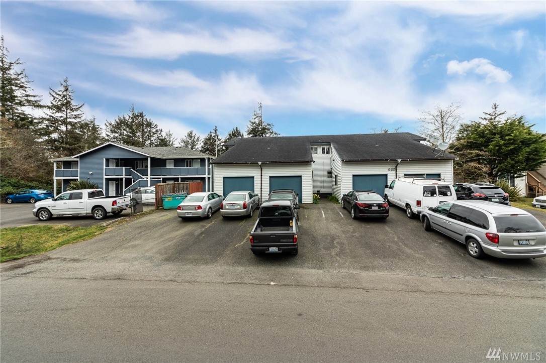 665 Sunset Ave - Photo 1