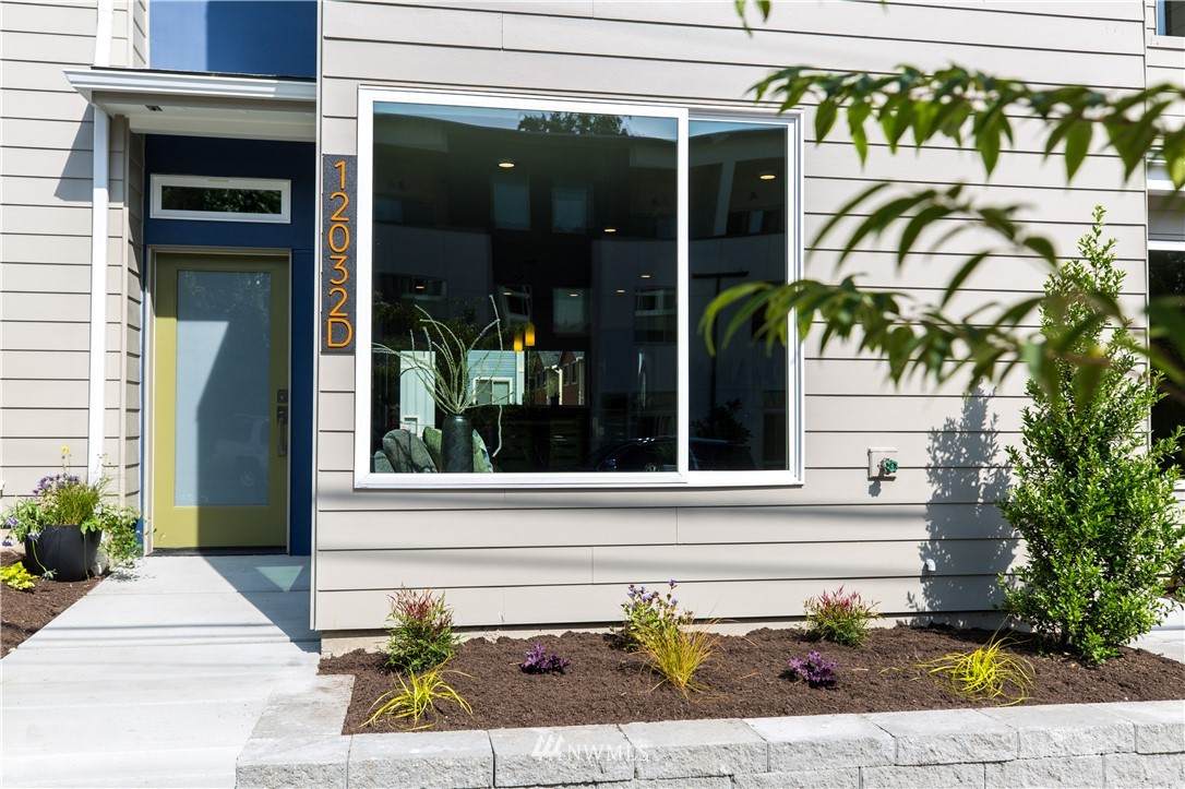 12032 33rd Avenue - Photo 1