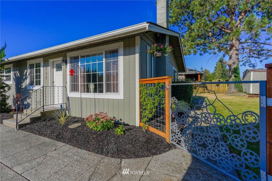 711 8th Street - Photo 1