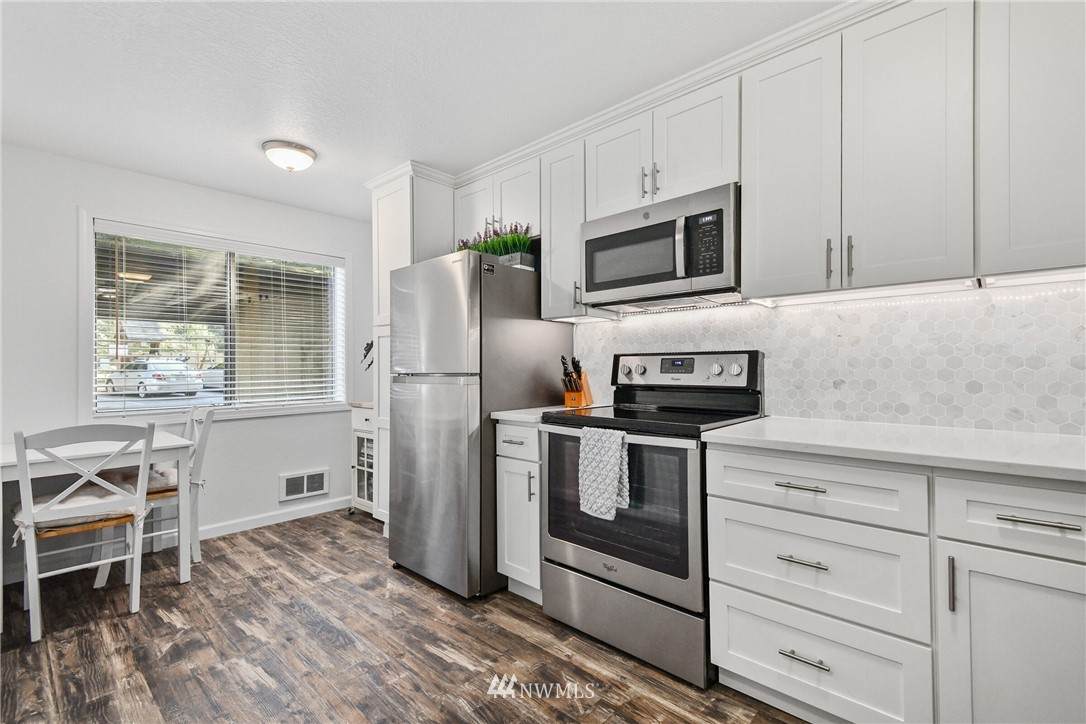 220 Newport Way - Photo 1