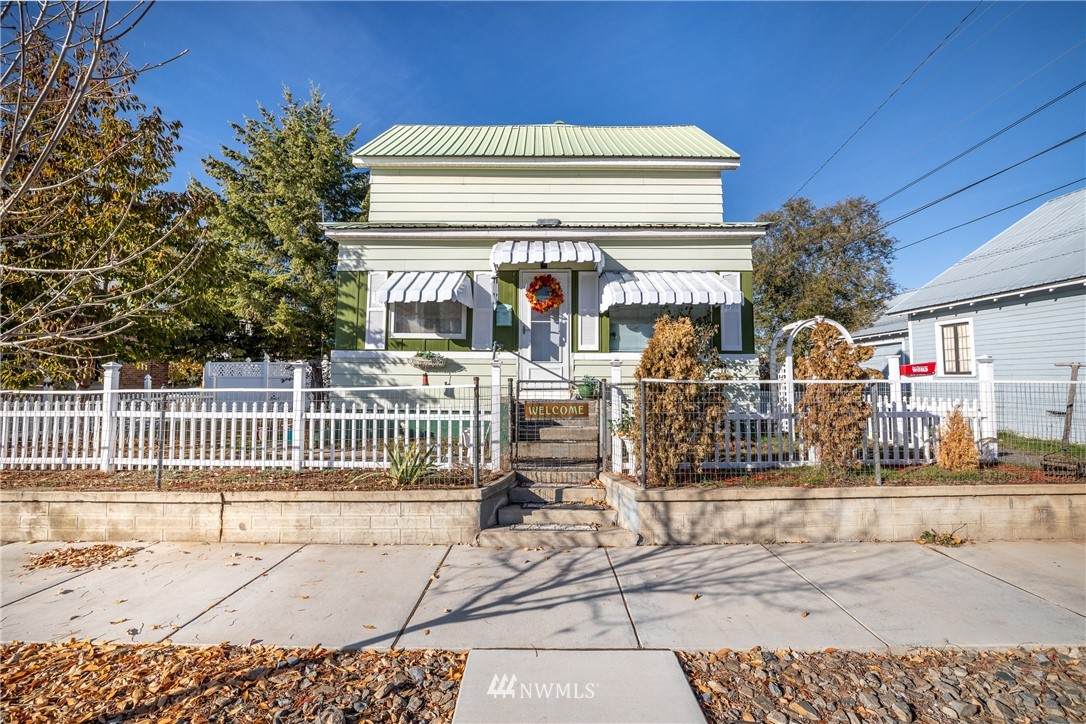 204 Chelan Avenue - Photo 1