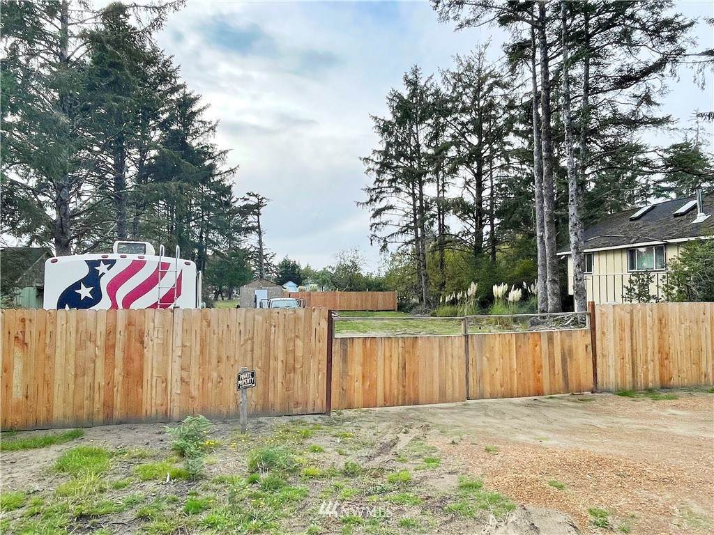 543 Dolphin Avenue - Photo 1