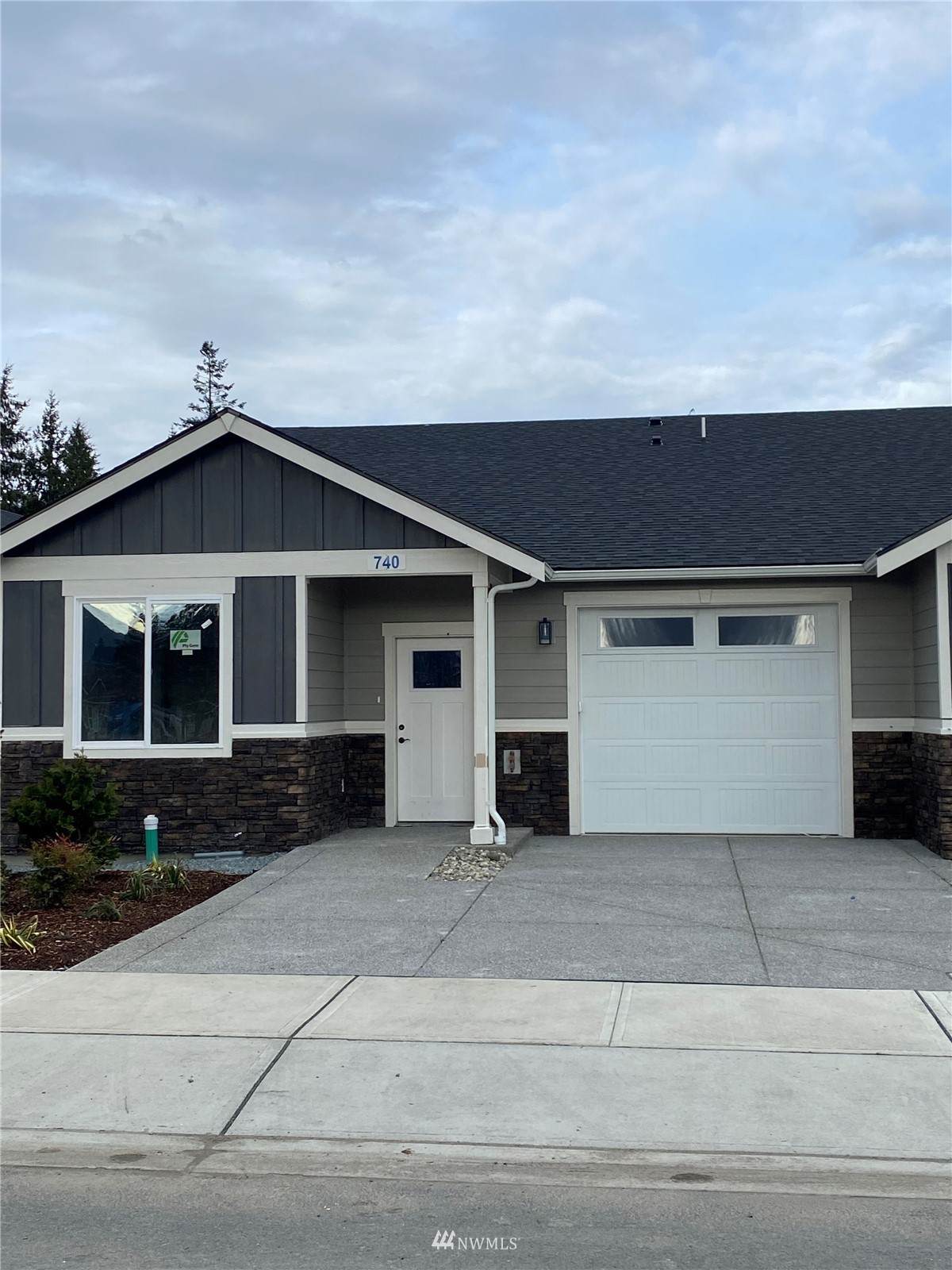 740 Parkland Loop - Photo 1